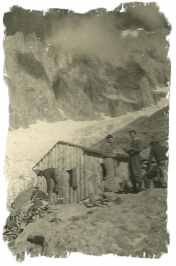 Intermezzo escursionistico - Agosto -Settembre - 1953 -- I primi contatti col gruppo del Monte Bianco,la prima capanna-rifugio del mio gruppo, ove rimanemmo la prima settimana.