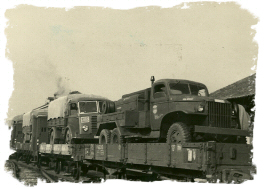 Esigenza Trieste, sett. ott. 1953, la Compagnia si sposta al completo in friuli -- Il lungo convoglio degli automezzi.