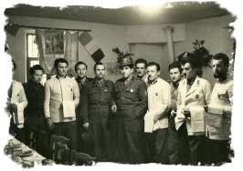 Vita di caserma - inverno 1952 - 53 -- Nella caserma Verdone di Varna. - Il serg. magg. Bucci organizzatore di una cena, con lo staff di cucina.