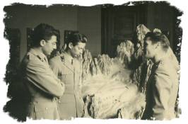 Intermezzo escursionistico - Agosto -Settembre - 1953 -- Loro e...il plastico del gruppo del M. Bianco.